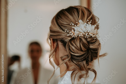 La coiffure de la mariée le jour de son mariage pendant ses préparatifs