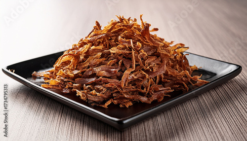 Carne Seca Desfiada Servida Na Travessa Quadrada