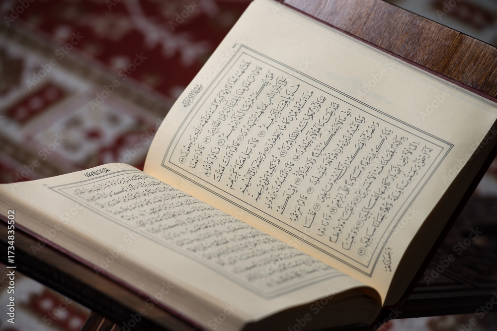 Obraz premium Koran Holy Book Of Muslims In Mosque