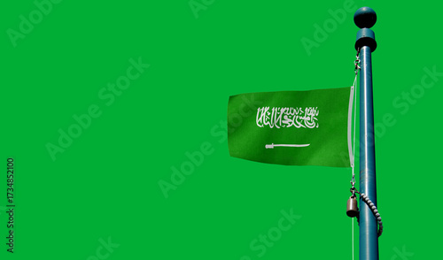 Foto Saudi flag silhouetted against a warm sunset sky creating an emotive scene