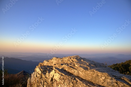 岩のテクスチャと秋の夕焼け空