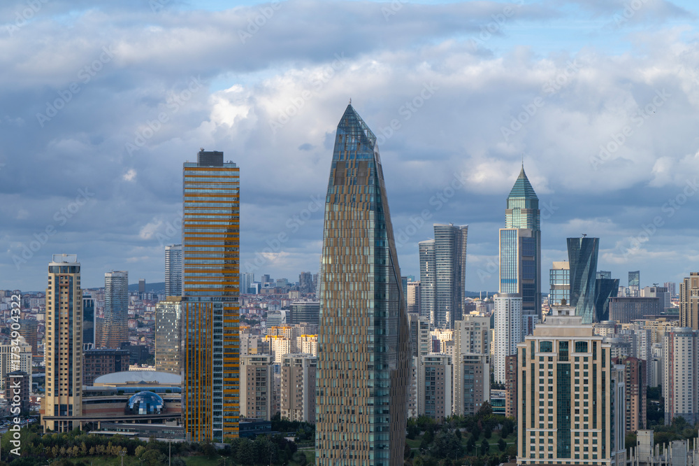 Obraz premium istanbul kozyatagi kadikoy modern buildings skyscrapers finance center with clouds on sky