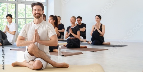 Sporty man practicing yoga ...
