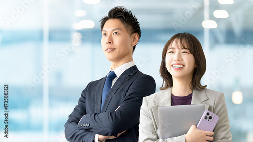 ビジネスマン男女2人のチームワークイメージ