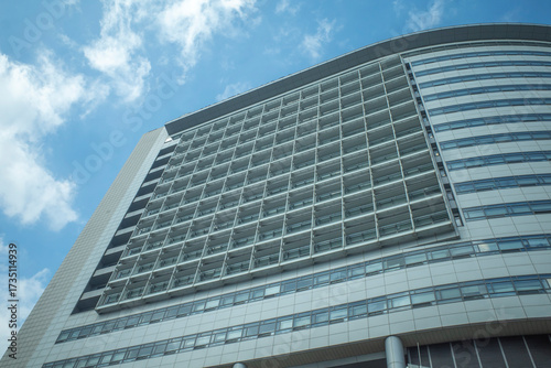 下から見上げるビルディング