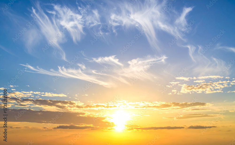 Obraz premium 朝日が昇る幻想的な風景