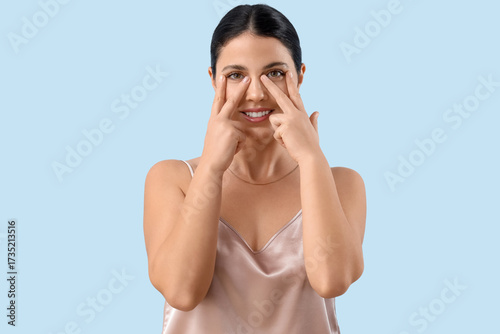 Young woman doing face buil...