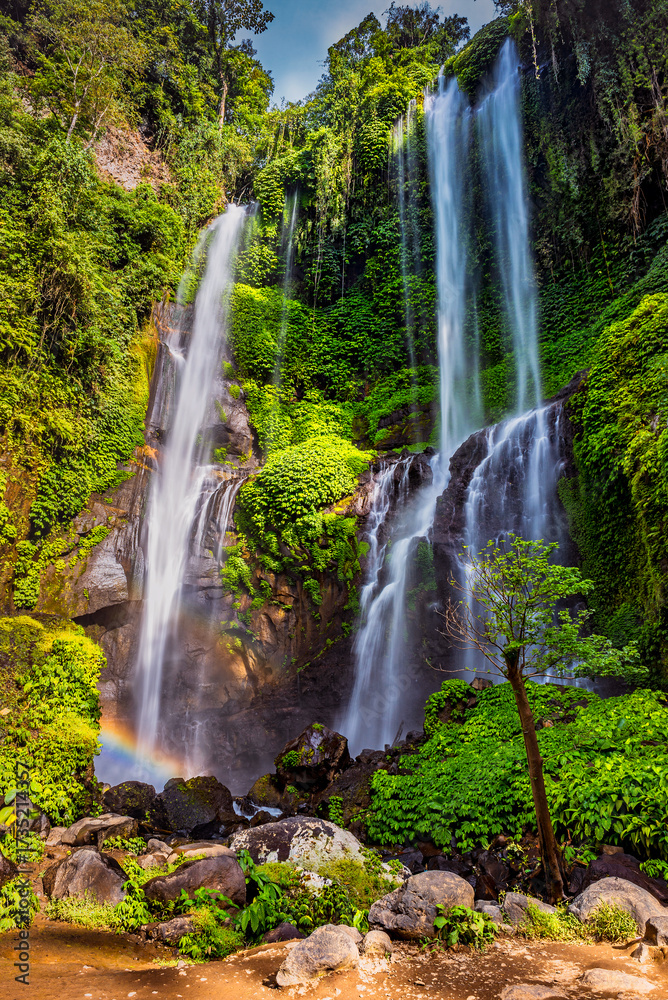 Fototapeta premium Mountain Cliff Waterfall Scenic Photography Natural Water Cascade Feature