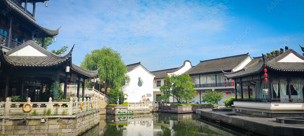 Obraz premium 青空と伝統建築が映える水路の街並み