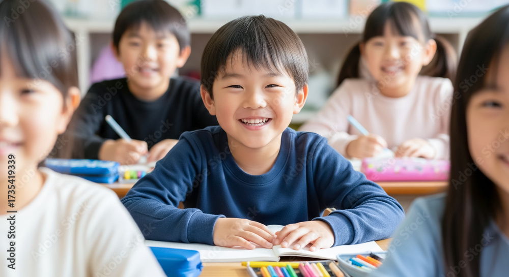 Fototapeta premium 小学校の授業風景 笑顔の子ども