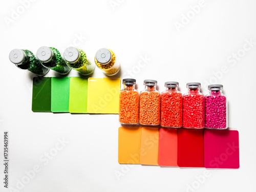 Butiran polymer, membawa pigment warna warni tertuang dalam latarbelakang warna putih, cocok untuk desain catalog produk profile perusahaan plastik industri manufaktur, tersedia ruang untuk desain tek