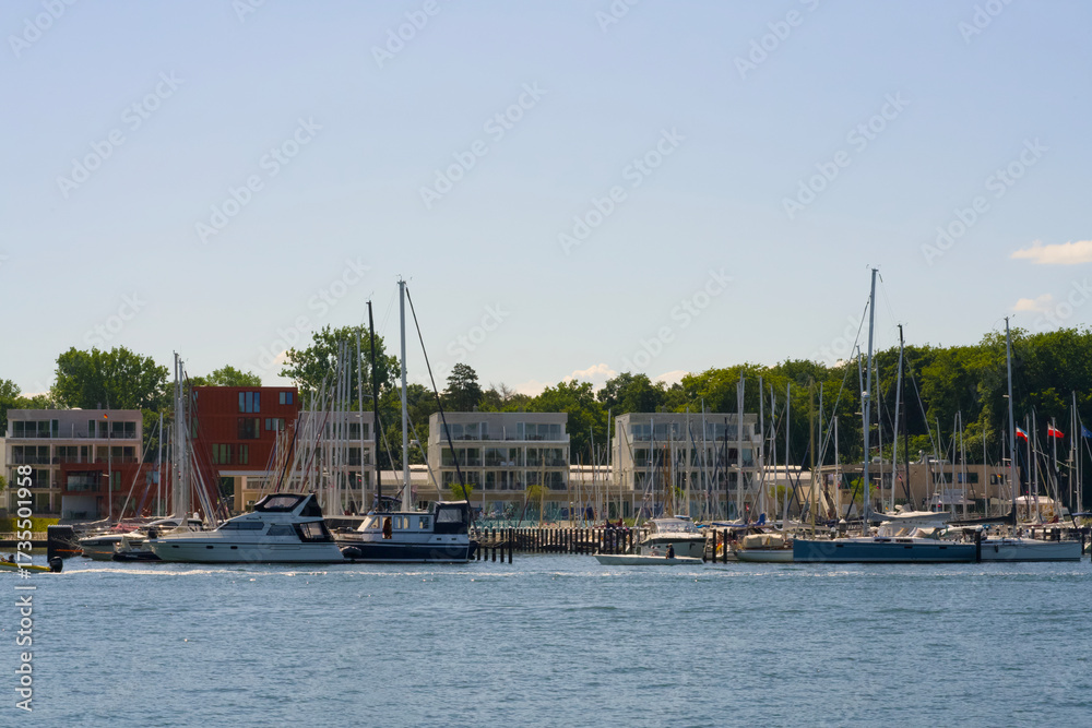 Fototapeta premium A picturesque marina adorned with boats and modern buildings creating a stunning skyline