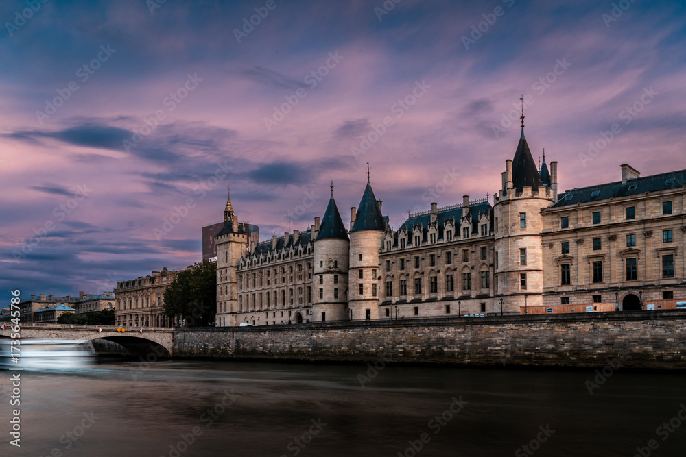 Naklejka premium Seine River and Historic Buildings in Isle de la Cité, Paris, France