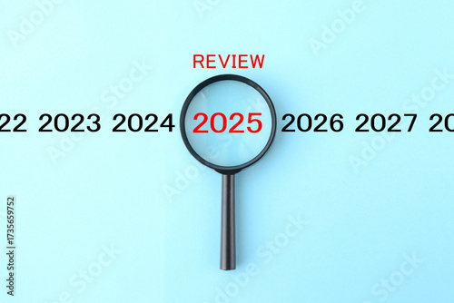 虫眼鏡で2025年を振り返るイメージ画像