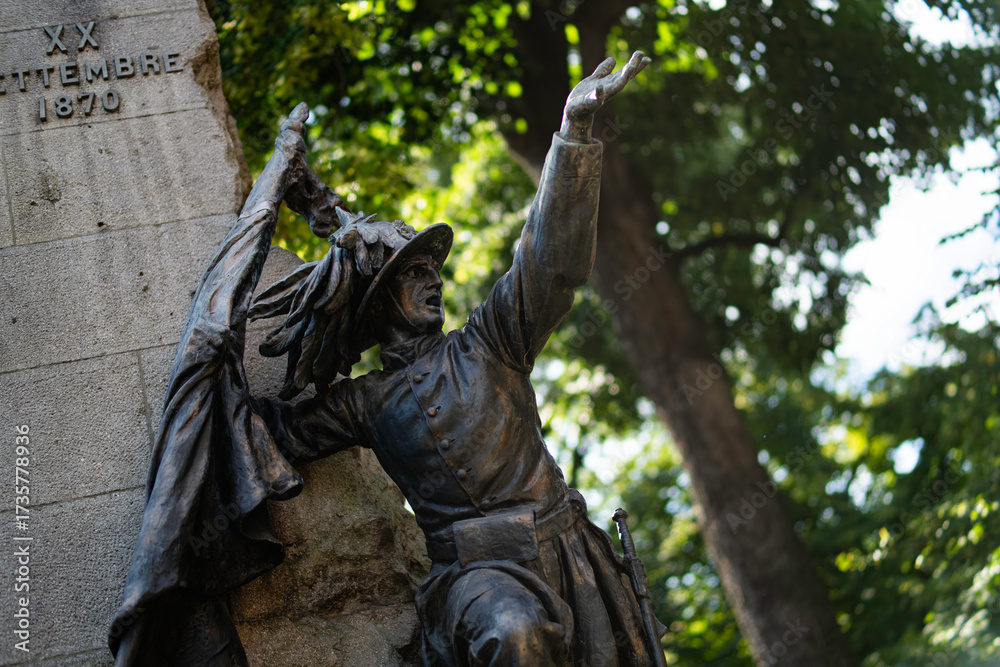 Fototapeta premium Bronze monument soldier commemorating risorgimento, padua italy