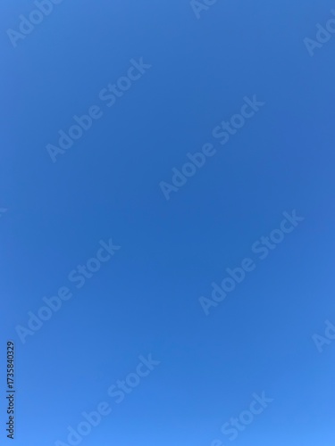 Foto Clear blue sky background with no clouds
