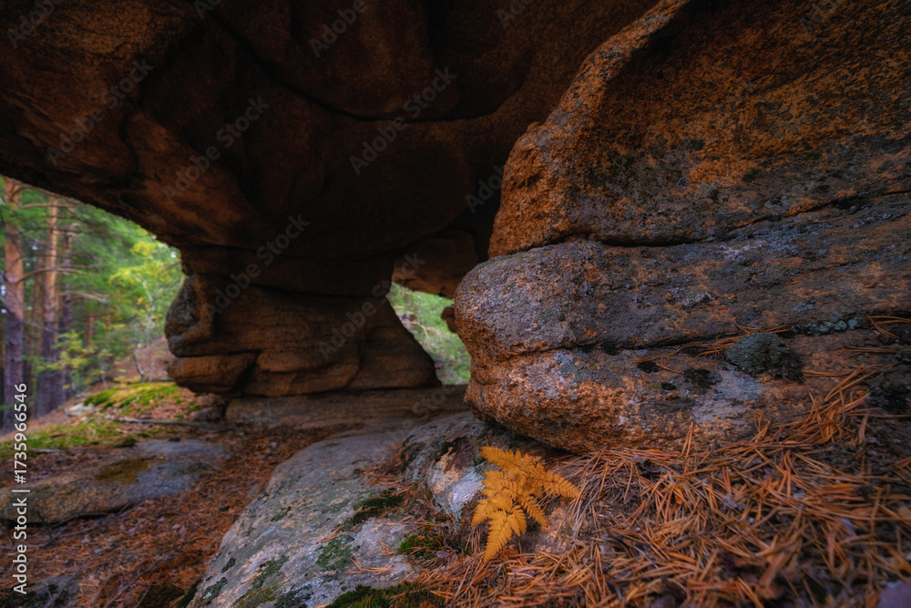 Obraz premium Through caves in the rocks in the natural mountain park in the forested Karkaralinsk of the Karaganda region of Kazakhstan in the autumn.