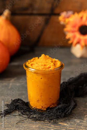 oranger Kürbis im Herbst auf einem Tisch aus Holz