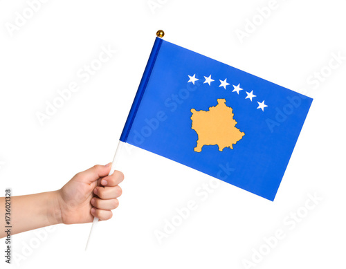 子供の手が小さなコソボ共和国を持っている。(Child's hand holding a small Kosovo flag.)
