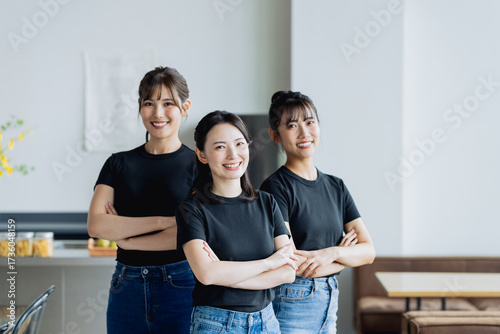 カフェで働く若い女性