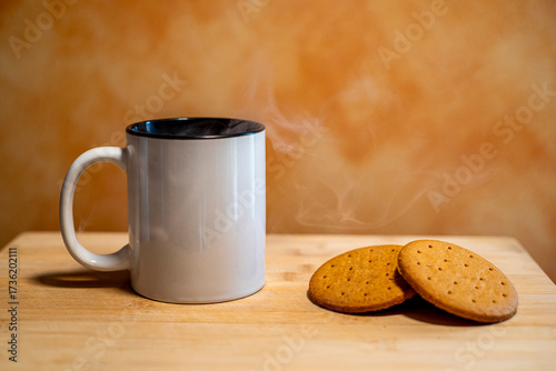 Mug bianco con bevanda calda e biscotti digestivi su tavolo di legno con luce calda dall'alto