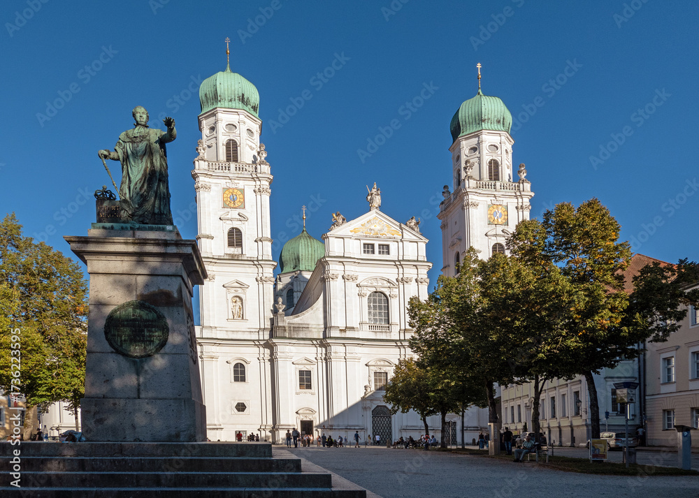Obraz premium Passau, Bavaria, Germany: St. Stephan cathedral (Dom) and the monument to King Maximilian I Joseph of Bavaria, on Domplatz on a bright sunny day in summer