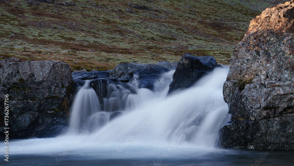 Obraz premium Slow shutter image of a waterfall in Icleand
