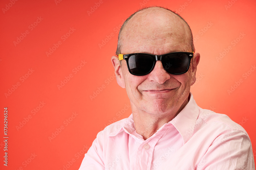 Obraz premium Closeup portrait of a elderly man in studio wearing sunglasses