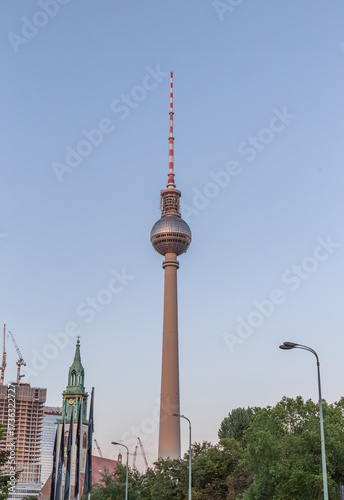 Wallpaper Mural Fernsehturm – gleich am Alex, 368 m hoch, mit Aussichtsplattform und Drehrestaurant. Berlin, Deutschland Torontodigital.ca
