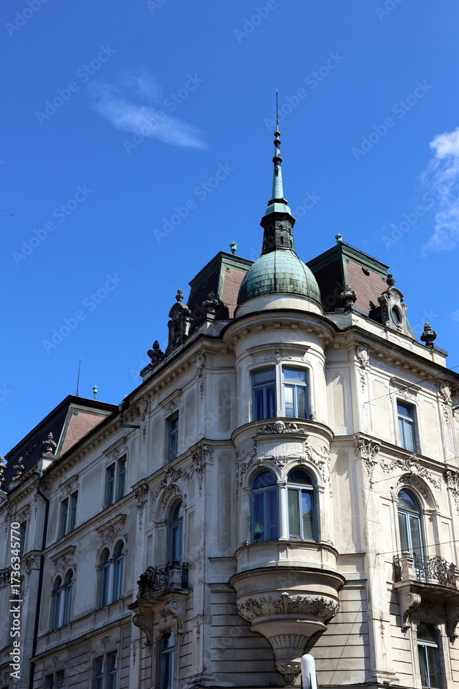 Fototapeta premium Altbau mit Türmchen im Zentrum von Ljubliana