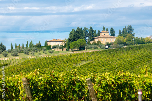 Un caseggiato tra le coltivazioni in Toscana, Italia, nella zona del Chianti tra Siena e Firenze, lungo la via Romea Sanese