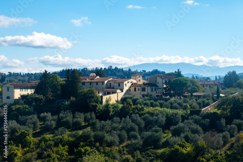 I dintorni rurali di Firenze, Toscana, Italia, con alberi, boschi, frutteti, caseggiati