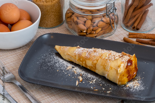 Crep dulce con huevos, azucar, almendras y canela