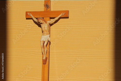 Jesucristo es el signo de amor con un juego de sombras y luces. Luz del mundo.