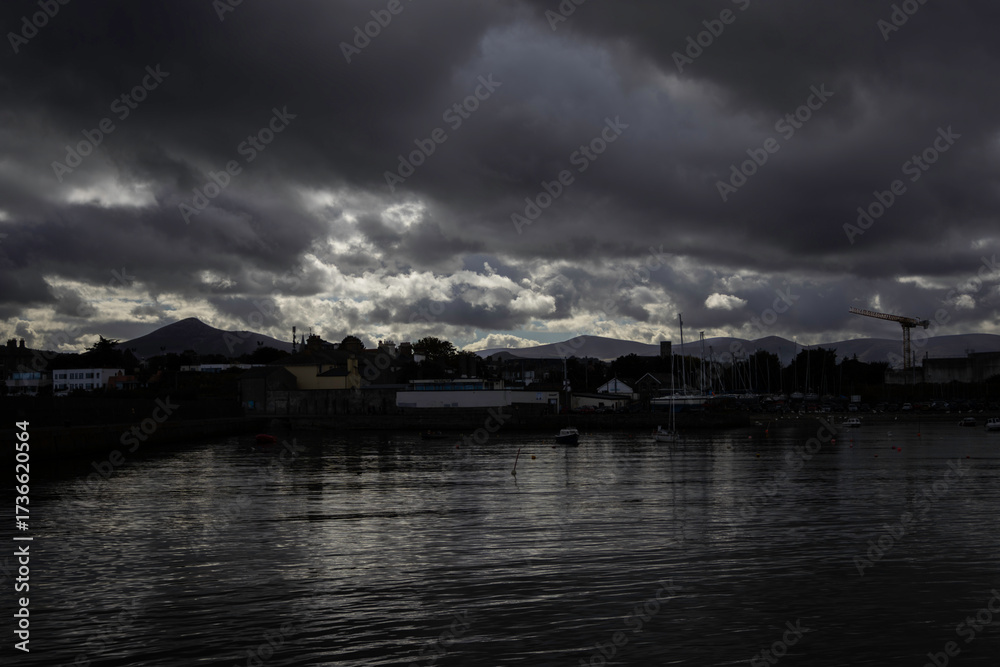 Naklejka premium Water scene is dark and gloomy