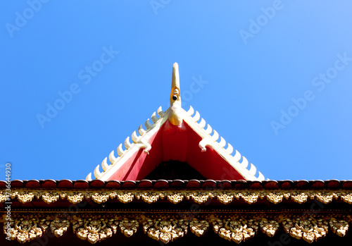 tejado rojo con marco dorado