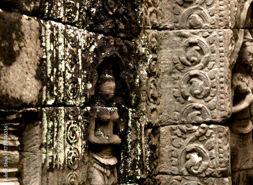 damas de la corte en los nichos