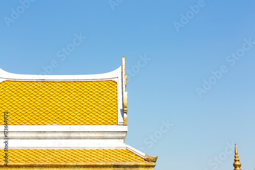 doble tejado de tonalidades ocres