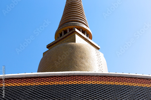 pagoda ocre sobre pared curva