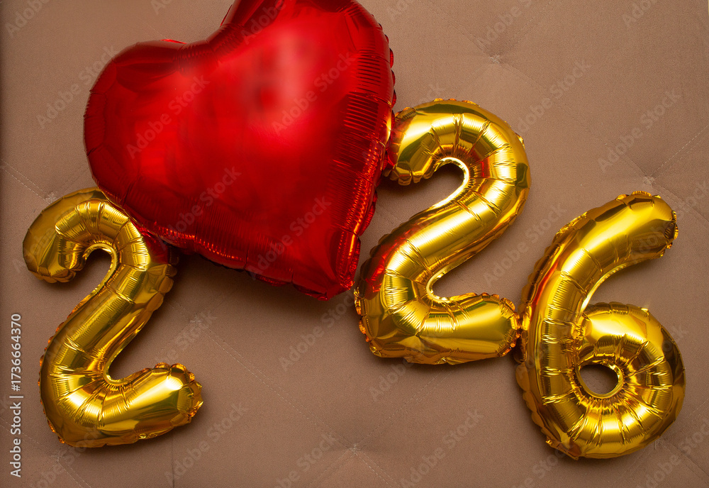 Obraz premium A golden sign with the year 2026 written on it with a heart.