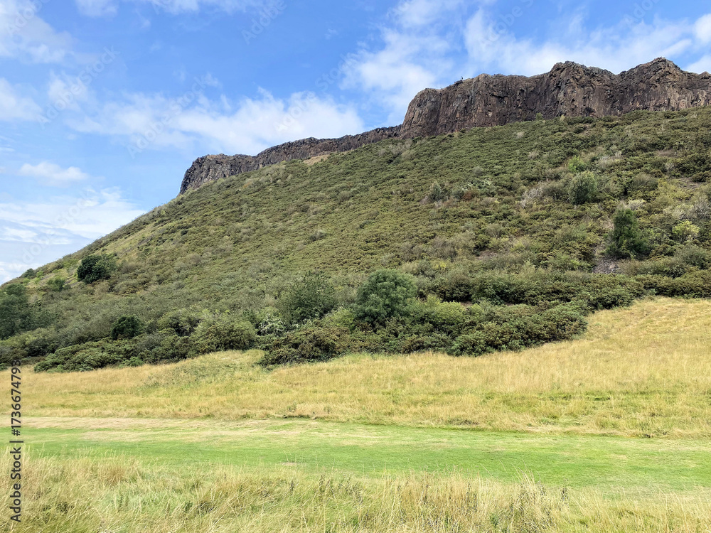 Obraz premium A view of Arthurs Seat in Edinburgh on a sunny day