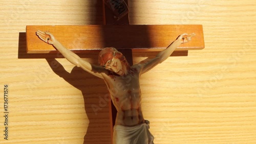 La cruz es un signo de amor que se describe en la fragilidad. Pero a la vez en el amor del Padre que se ofrece en la cruz del hijo