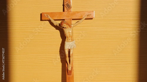 La cruz es un signo de amor que se describe en la fragilidad. Pero a la vez en el amor del Padre que se ofrece en la cruz del hijo