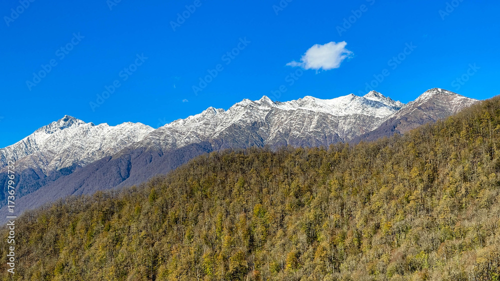 Fototapeta premium Panoramic view of the autumn mountains