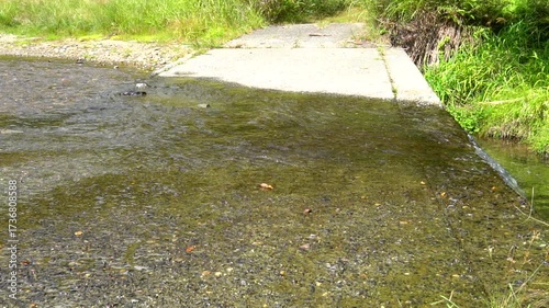 洗い越しのスローモーション動画