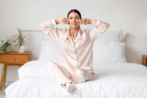 Young woman doing face buil...