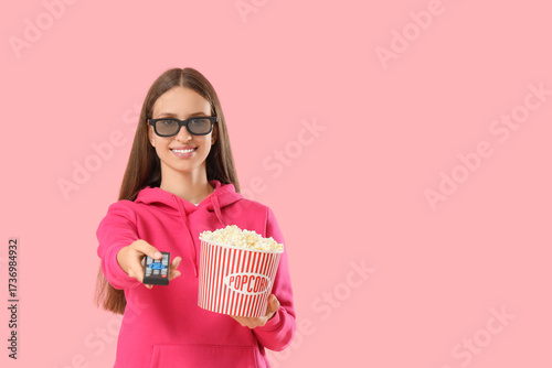Young woman in 3D glasses w...