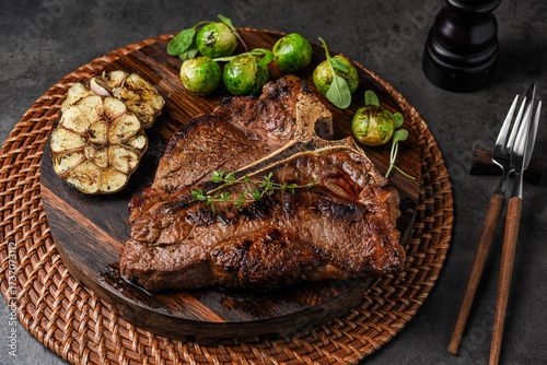 구운 소고기 티본 스테이크 요리