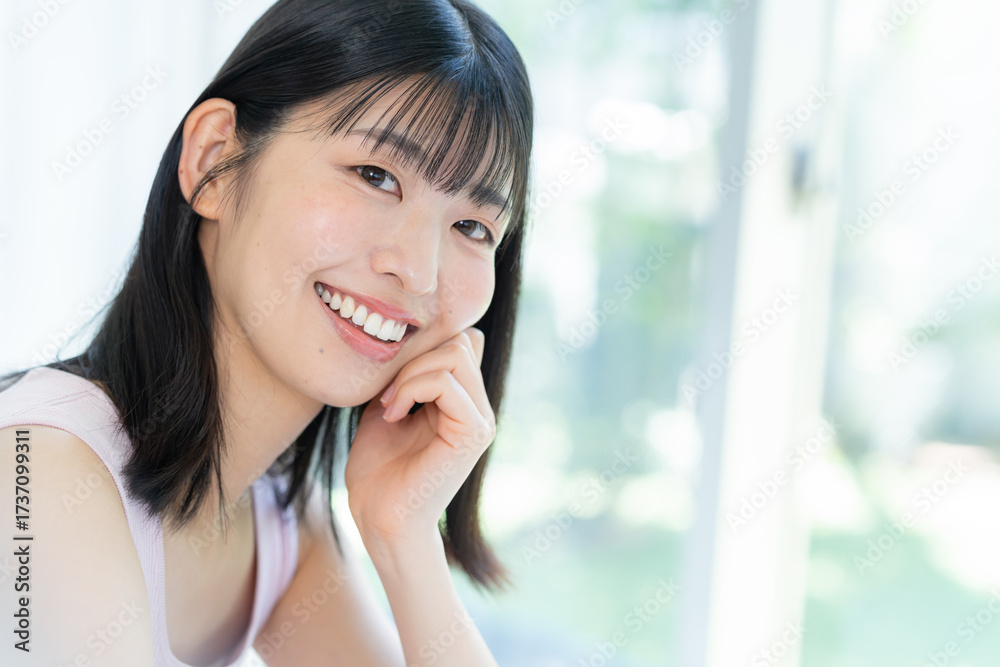Fototapeta premium スキンケアをする女性
