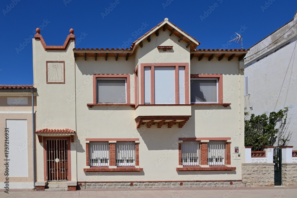 Fototapeta premium ein typisch spanisches Haus mit Erker in Coma-ruga, Spanien 